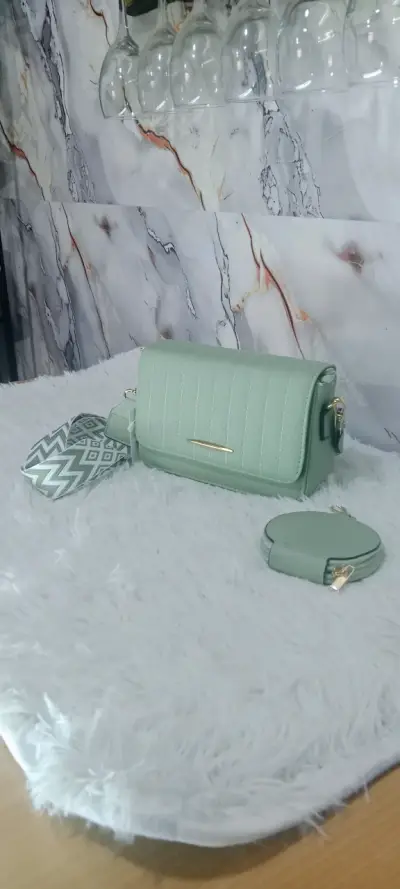 Cartera de mano acolchada verde menta con cadena - miniatura 6