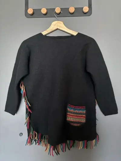 Sweater de lana con bolsillo y flecos - miniatura 2