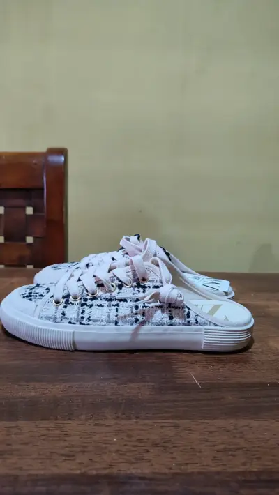 Zapatillas casuales de lona con diseño estampado - miniatura 1