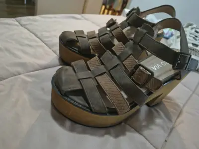 Sandalias de plataforma marrones con hebillas - miniatura 1