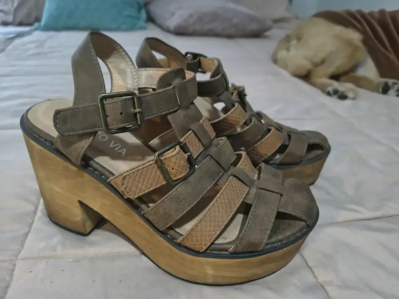 Sandalias de plataforma marrones con hebillas - 2