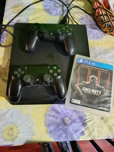 Consola PS4 con dos controles y juego Call of Duty - miniatura 1
