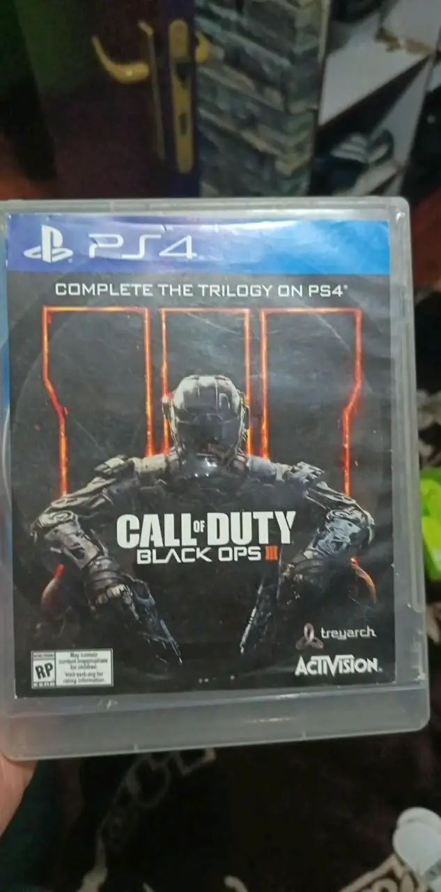 Consola PS4 con dos controles y juego Call of Duty - 2
