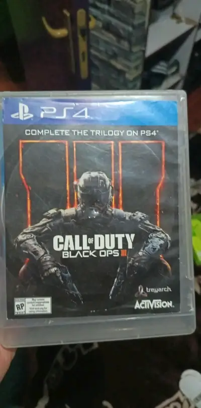 Consola PS4 con dos controles y juego Call of Duty - miniatura 2