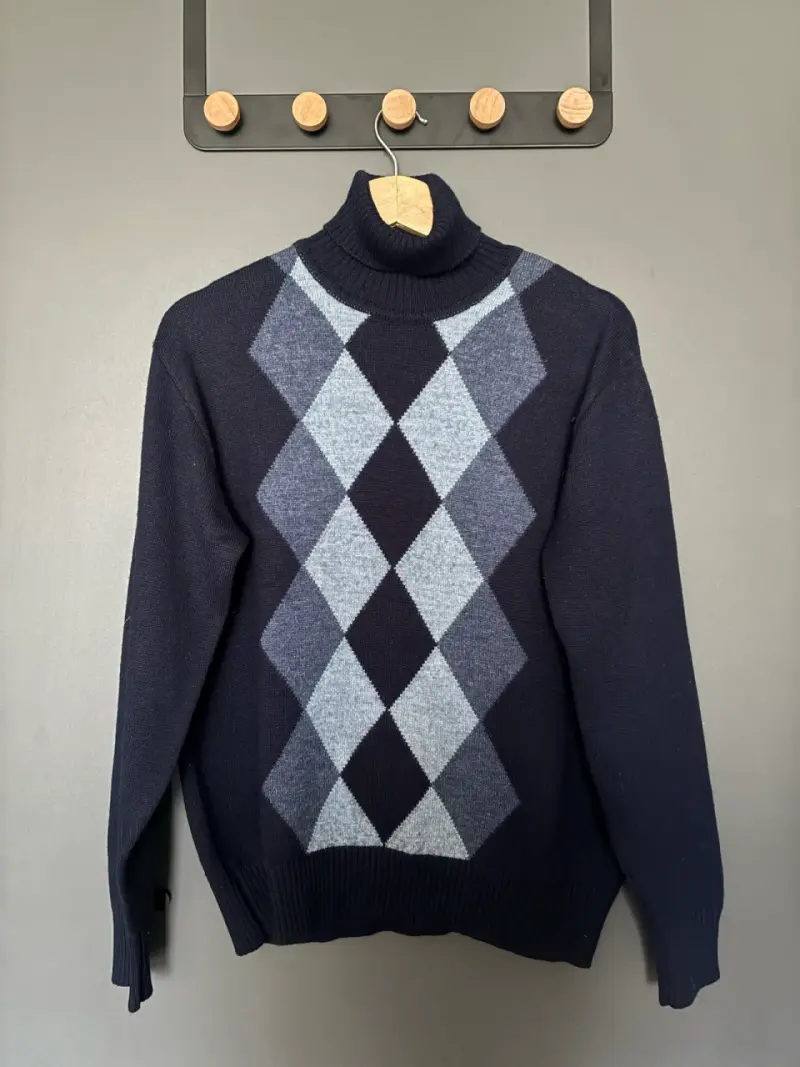 Sweater de rombos cuello alto azul - 2