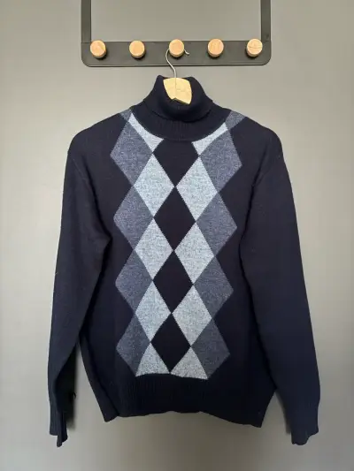 Sweater de rombos cuello alto azul - miniatura 2