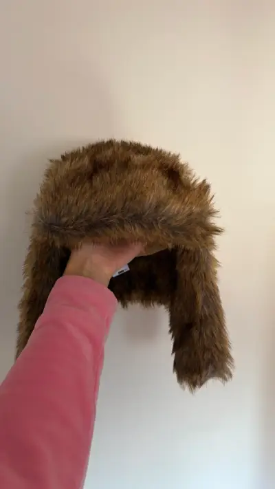 Gorro de invierno con forro de piel sintética - miniatura 1