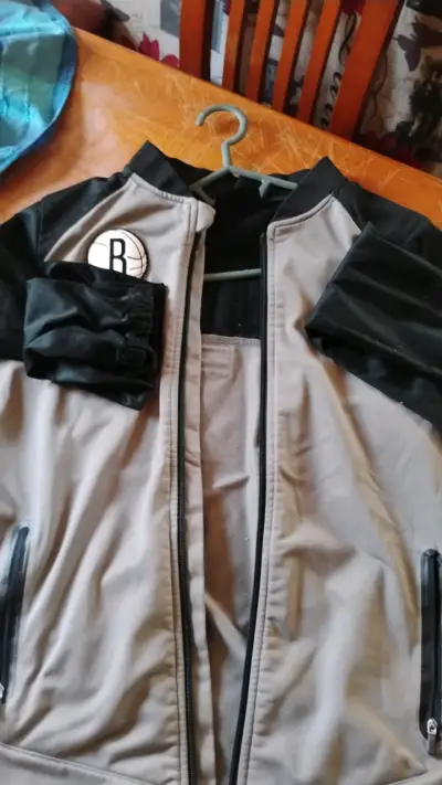 Chaqueta deportiva Brooklyn Nets gris y negra - miniatura 1