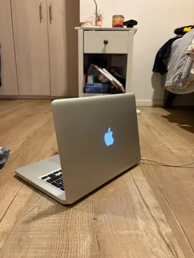 MacBook Pro 13 pulgadas con macOS Catalina - miniatura 1