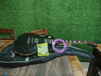 Guitarra eléctrica freeman modelo FRE40 BK - miniatura 1