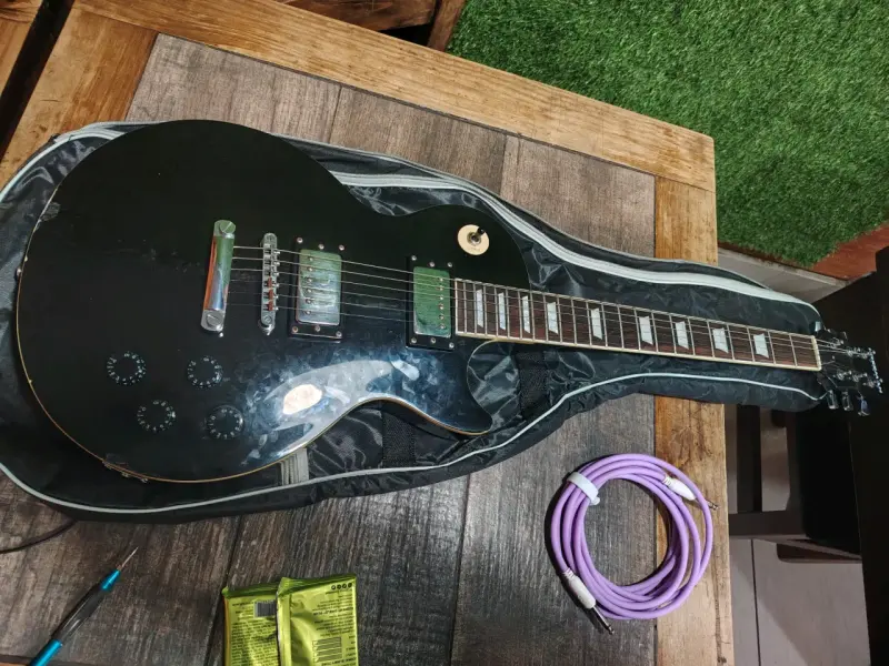 Guitarra eléctrica freeman modelo FRE40 BK - 2
