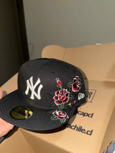 Gorra New Era 59Fifty NY con rosas bordadas - miniatura 1