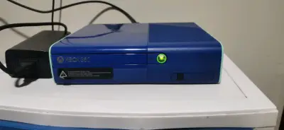 Xbox 360 E Azul  con RGH + 3 Mandos Con detalles!! - miniatura 1