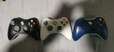 Xbox 360 E Azul  con RGH + 3 Mandos Con detalles!! - miniatura 4