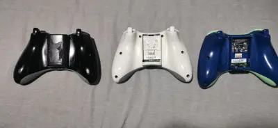 Xbox 360 E Azul  con RGH + 3 Mandos Con detalles!! - miniatura 5