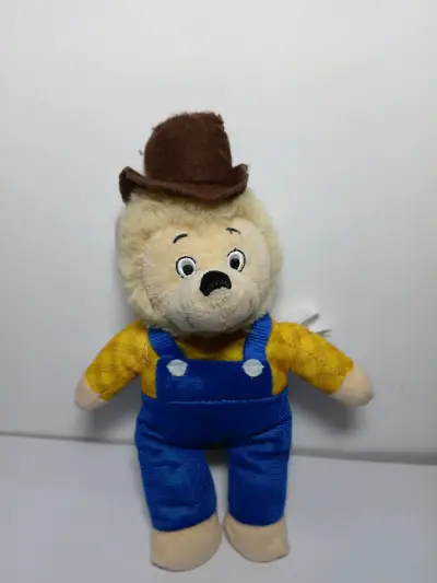 Peluche de oso con sombrero y overol - miniatura 1