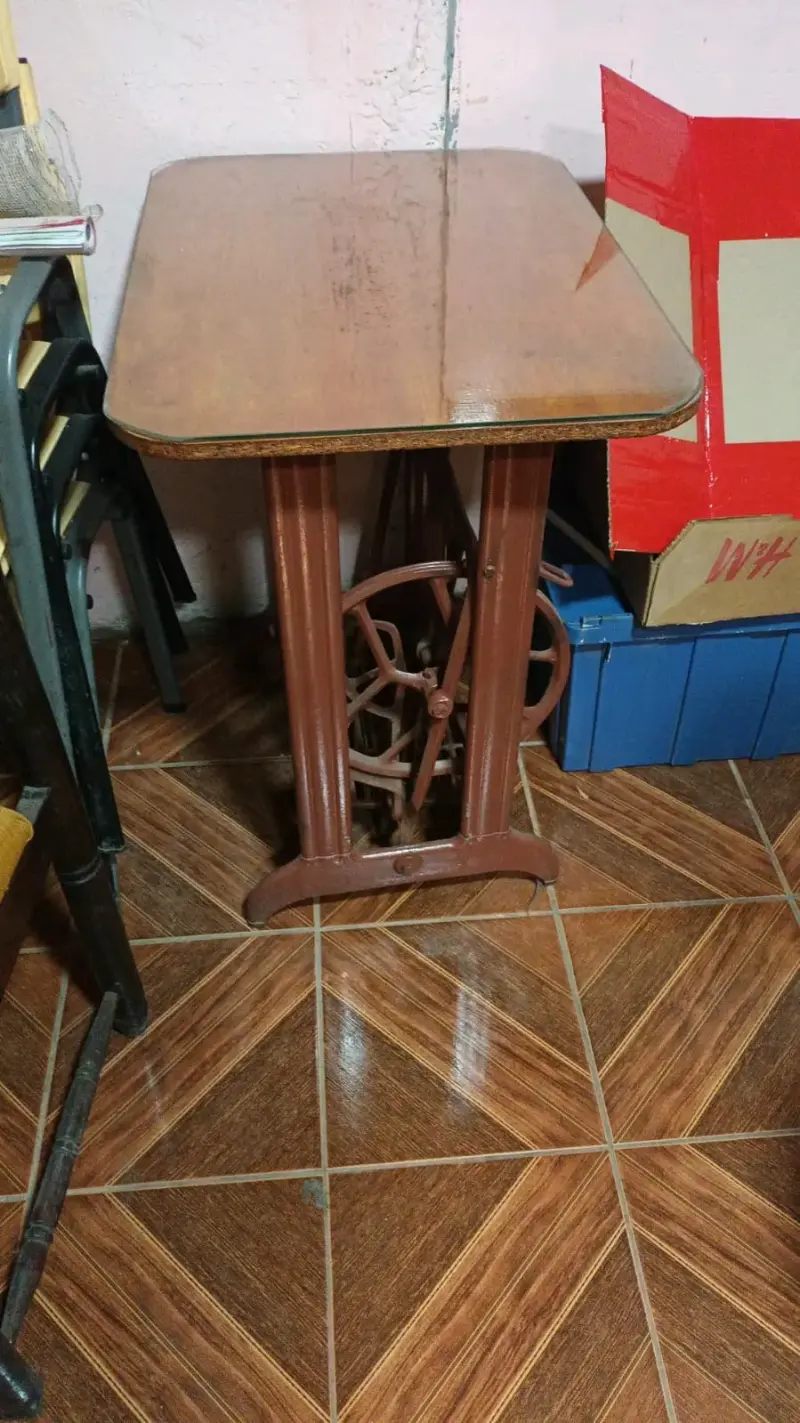 Mesa antigua de máquina de coser - 2