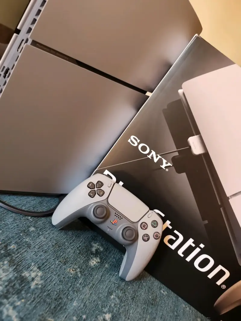 Consola Sony PlayStation 5 con control