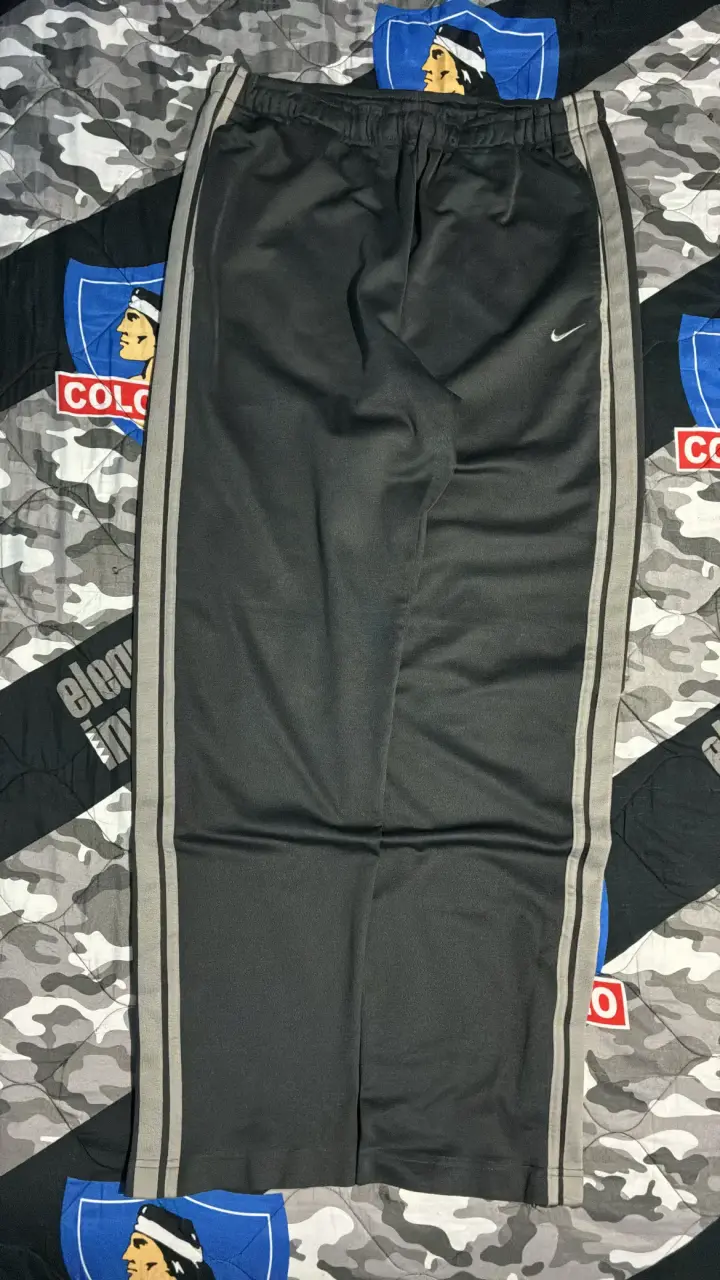 Pantalones deportivos Nike negros con franjas