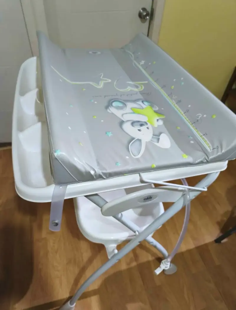 Mudador y bañera para bebé con diseño de conejo - 1