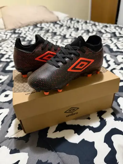 Zapatillas de fútbol Umbro Veloce LT IV FG negras y naranjas - miniatura 1