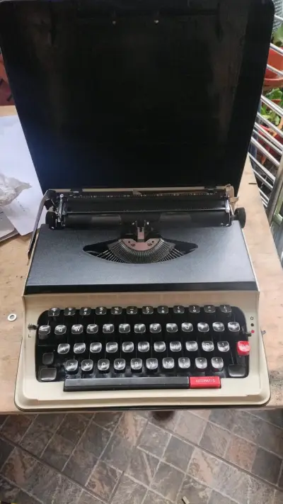 Máquina de escribir portátil Nakajima 550 - miniatura 1