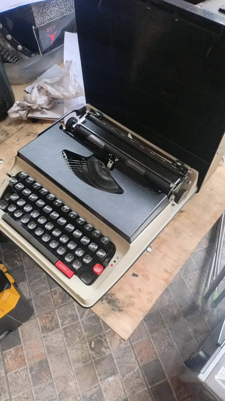 Máquina de escribir portátil Nakajima 550 - 3