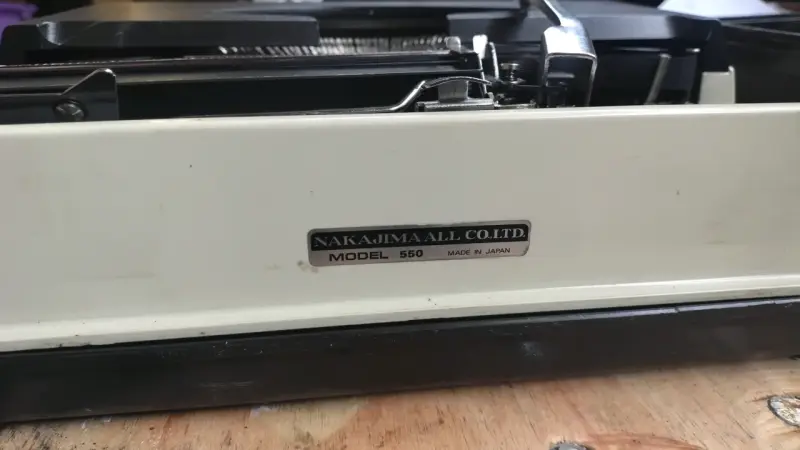 Máquina de escribir portátil Nakajima 550 - 4