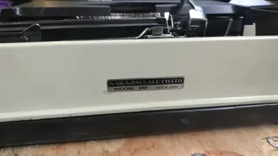 Máquina de escribir portátil Nakajima 550 - miniatura 4