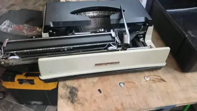 Máquina de escribir portátil Nakajima 550 - miniatura 5