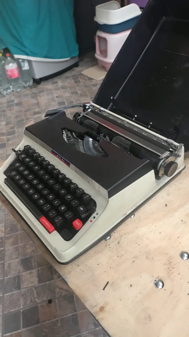 Máquina de escribir portátil Nakajima 550 - 6