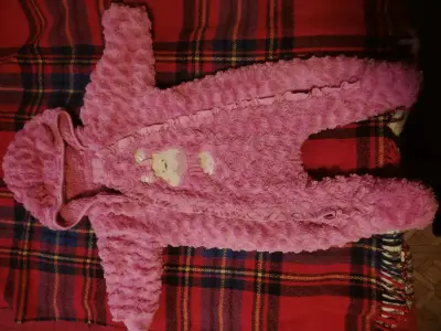Enterito de bebé rosado con capucha y diseño de oso - miniatura 1