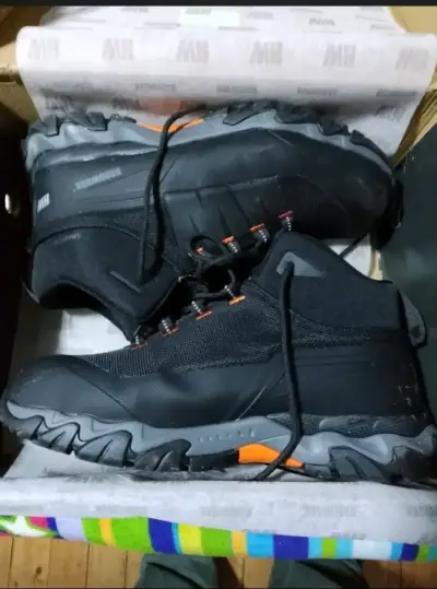 Botas de montaña negras impermeables para hombre - miniatura 1