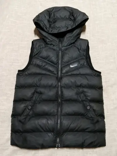 Chaleco Nike negro con capucha - miniatura 1