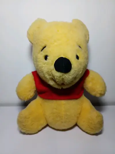 Peluche de oso Winnie Poo con polera roja - miniatura 1