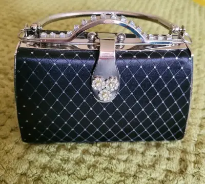 Cartera de mano fiesta negra con brillantes - miniatura 2