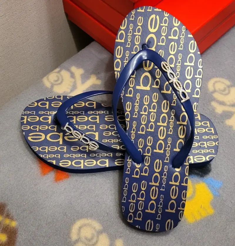 Sandalias flip-flop marca Bebe azul con logo - 1