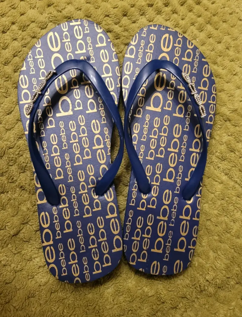 Sandalias flip-flop marca Bebe azul con logo - 3