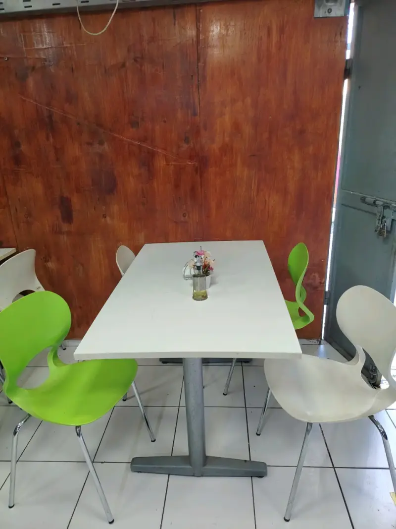 Mesa de comedor con sillas modernas