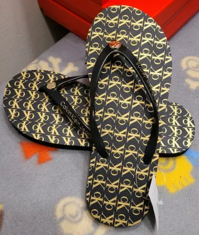 Sandalias flip-flop Calvin Klein negras con logo - miniatura 1