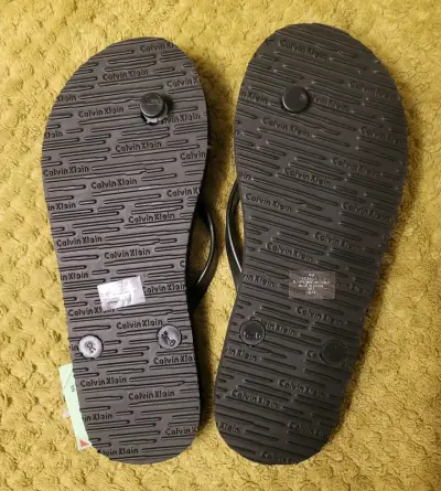 Sandalias flip-flop Calvin Klein negras con logo - miniatura 3