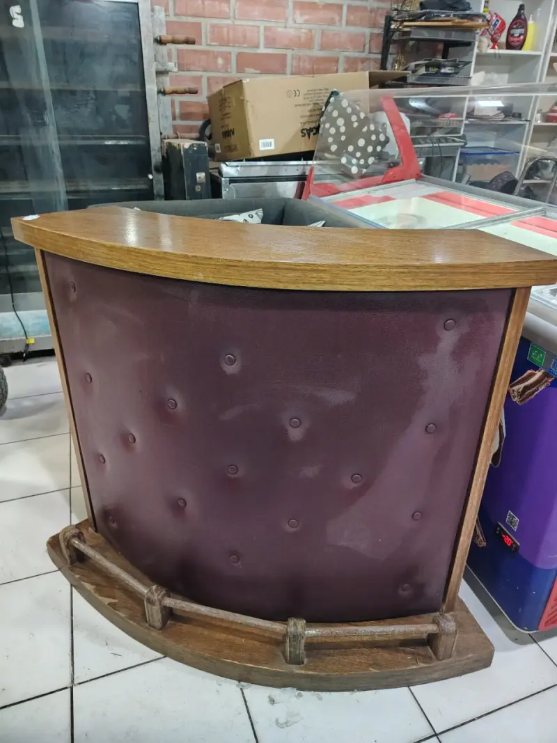 Mostrador de madera y cuero para bar