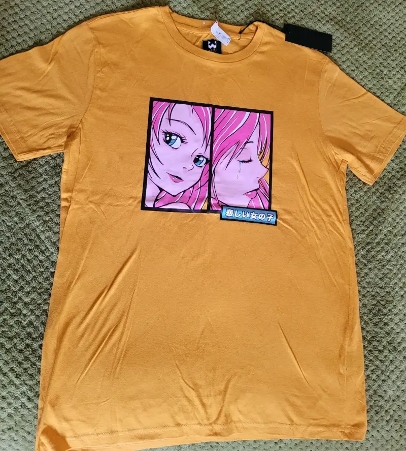 Polera amarilla con diseño anime para hombre - 1