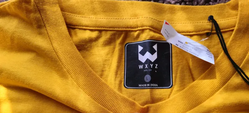 Polera amarilla con diseño anime para hombre - 2