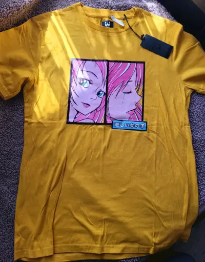 Polera amarilla con diseño anime para hombre - miniatura 3