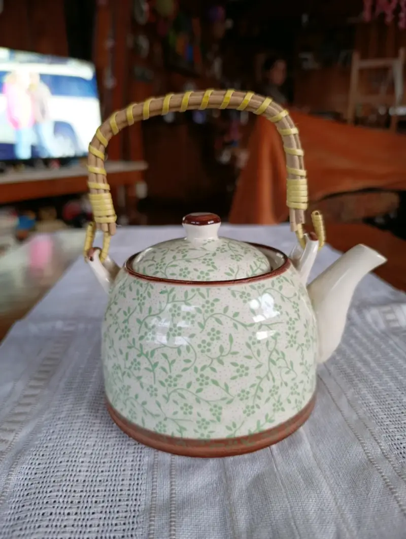 Tetera de cerámica con diseño floral y asa de bambú - 1