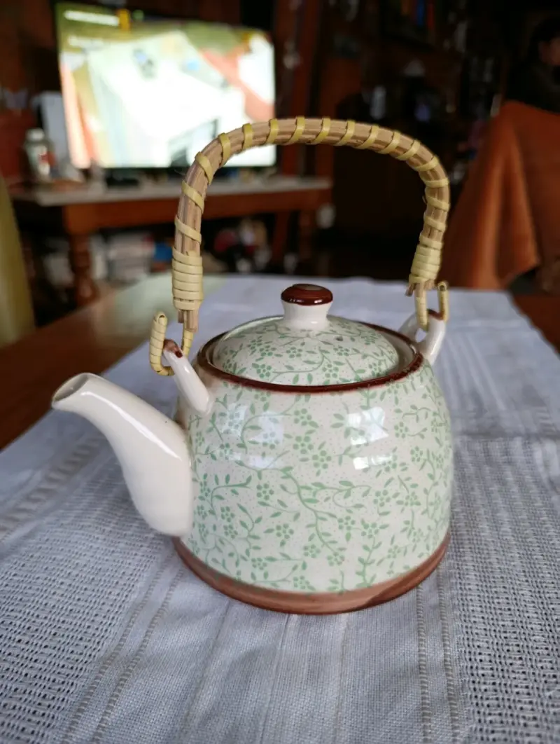 Tetera de cerámica con diseño floral y asa de bambú - 2