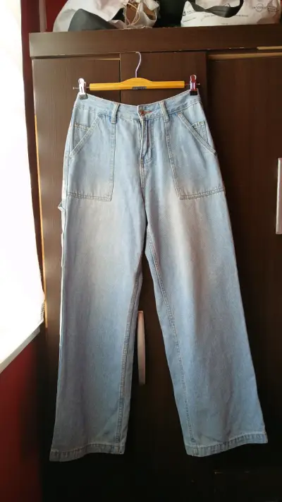 Jeans de mezclilla azul claro para mujer - miniatura 1