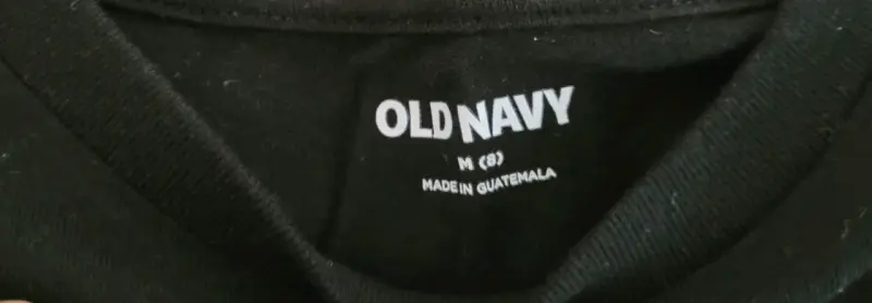 Polera negra Old Navy con diseño navideño niño - 2