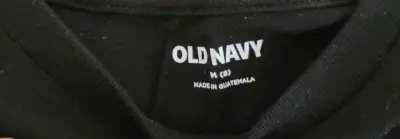 Polera negra Old Navy con diseño navideño niño - miniatura 2